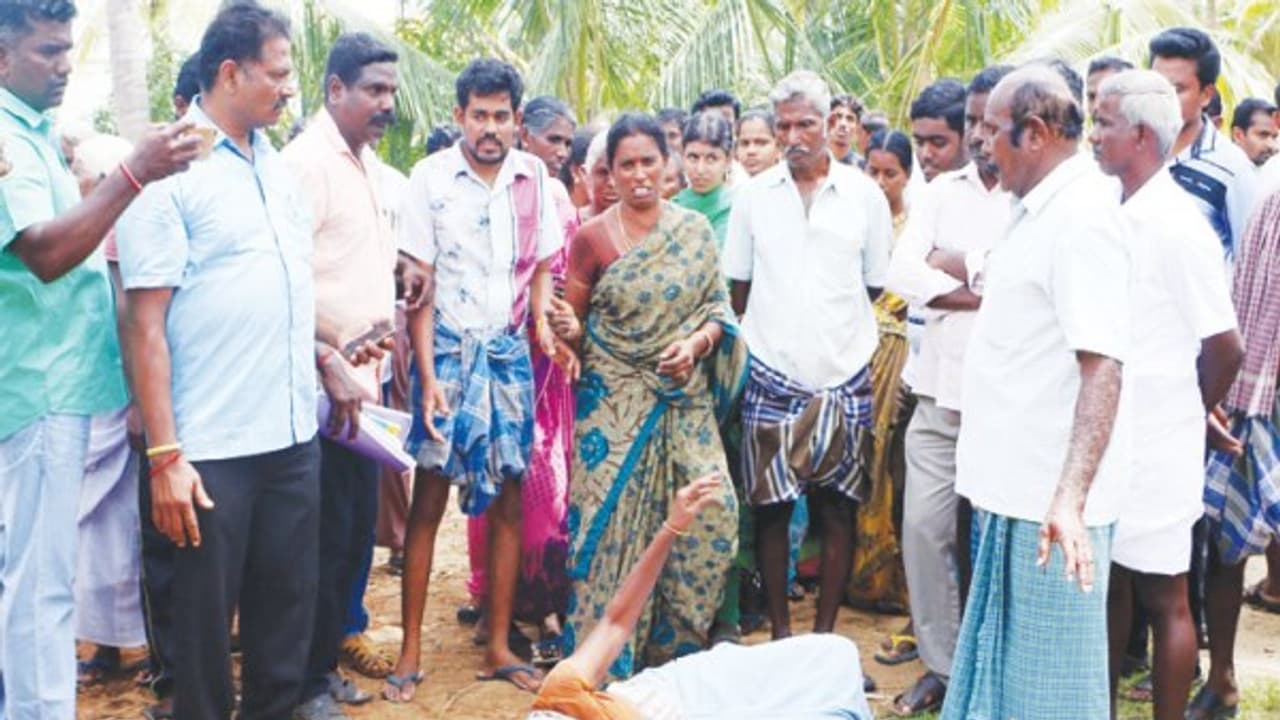 எதிர்ப்பை மீறி நீங்கள் சாலை போட்டால் அதனை பார்க்க நாங்கள் இருக்கமாட்டோம் கதறும் விவசாயிகள்... எதிர்ப்பை மீறி நீங்கள் சாலை போட்டால் அதனை பார்க்க நாங்கள் இருக்கமாட்டோம் கதறும் விவசாயிகள்...