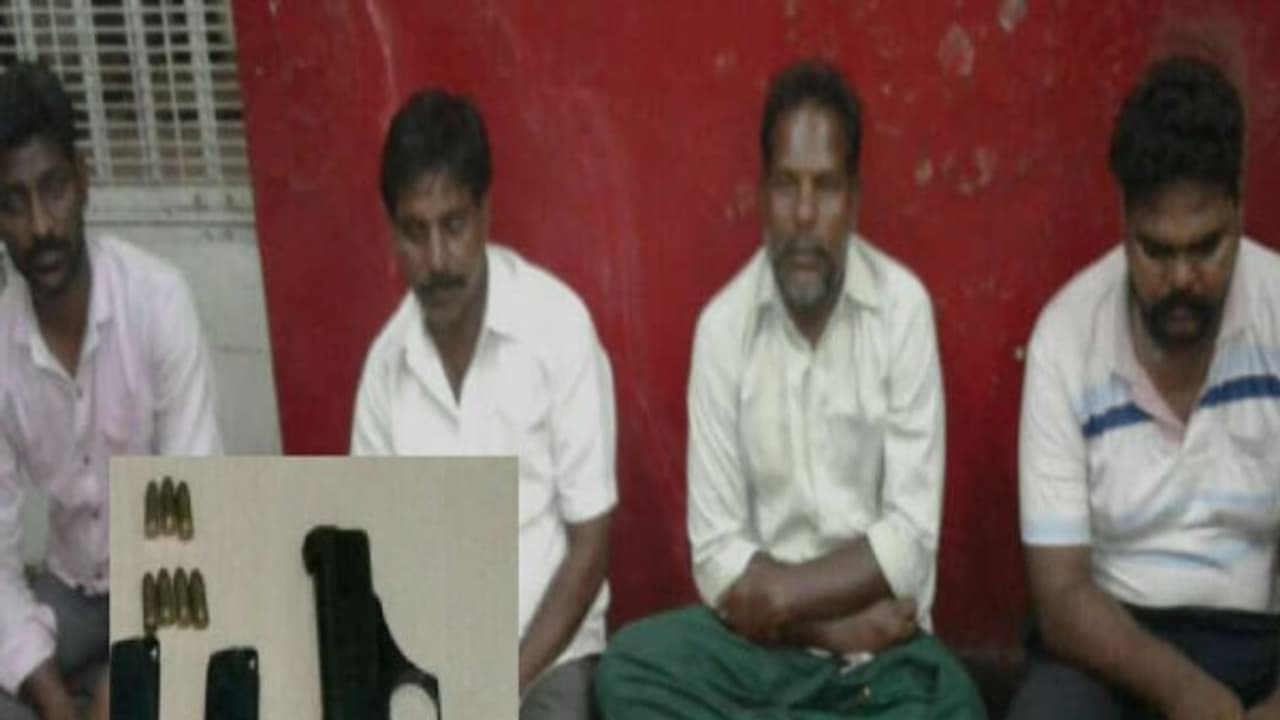 துப்பாக்கியுடன் பதுங்கியிருந்த 4 பேர் கைது சுதந்திர தினத்தை சீர்குலைக்க திட்டம்...? துப்பாக்கியுடன் பதுங்கியிருந்த 4 பேர் கைது சுதந்திர தினத்தை சீர்குலைக்க திட்டம்...?