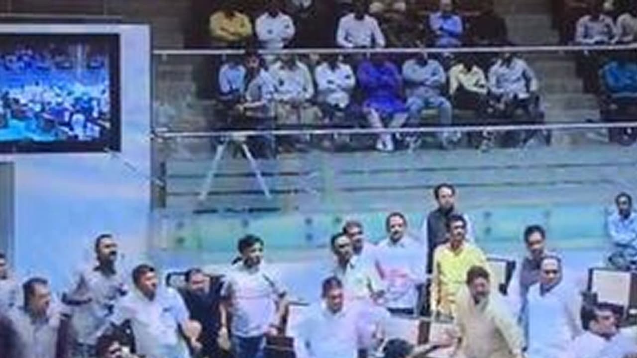 വീഡിയോ: ഗുജറാത്ത് നിയമസഭയില് കോണ്ഗ്രസ് ബിജെപി എംഎല്എമാര് തമ്മില് കയ്യാങ്കളി വീഡിയോ: ഗുജറാത്ത് നിയമസഭയില് കോണ്ഗ്രസ് ബിജെപി എംഎല്എമാര് തമ്മില് കയ്യാങ്കളി