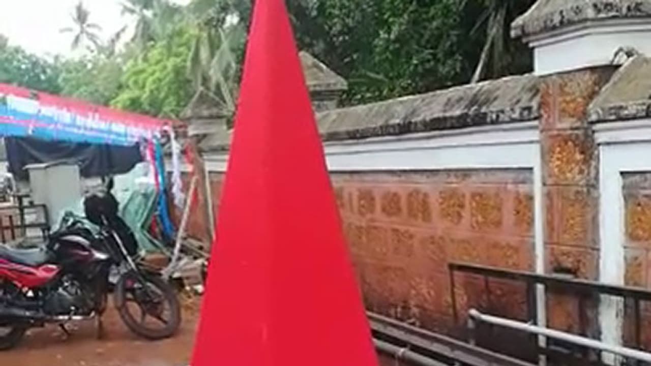 രക്തസാക്ഷി സ്തൂപത്തിന്റെ നിറം മാറ്റത്തെച്ചൊല്ലി പൊലീസ് അസോസിയേഷനില് അമര്ഷം രക്തസാക്ഷി സ്തൂപത്തിന്റെ നിറം മാറ്റത്തെച്ചൊല്ലി പൊലീസ് അസോസിയേഷനില് അമര്ഷം