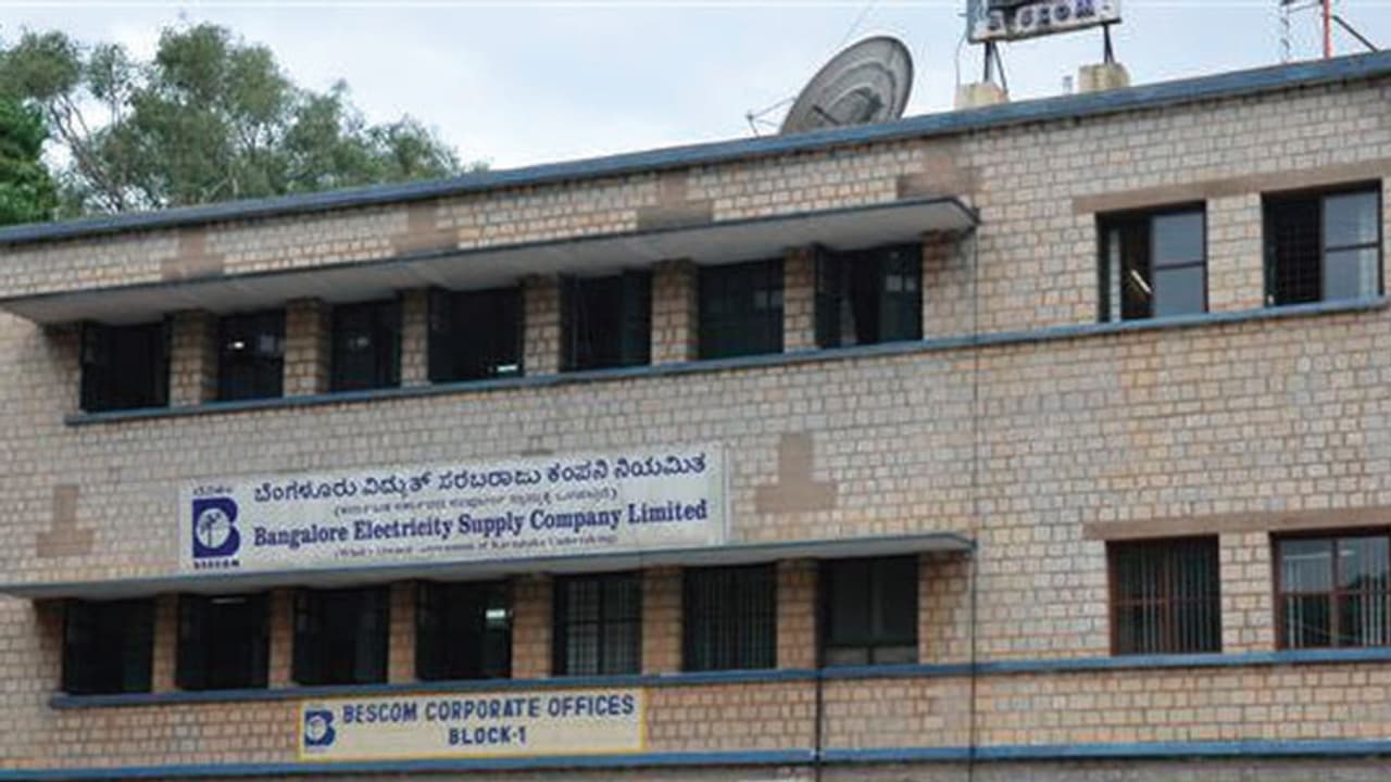 ಬೆಸ್ಕಾಂ ಅಧಿಕಾರಿಗಳ ನಿರ್ಲಕ್ಷ್ಯ: ವಿದ್ಯುತ್ ಸಾಮಗ್ರಿ ಪೂರೈಸದೆ ಪಾಳು ಬಿದ್ದ ಉಗ್ರಾಣ ಬೆಸ್ಕಾಂ ಅಧಿಕಾರಿಗಳ ನಿರ್ಲಕ್ಷ್ಯ: ವಿದ್ಯುತ್ ಸಾಮಗ್ರಿ ಪೂರೈಸದೆ ಪಾಳು ಬಿದ್ದ ಉಗ್ರಾಣ
