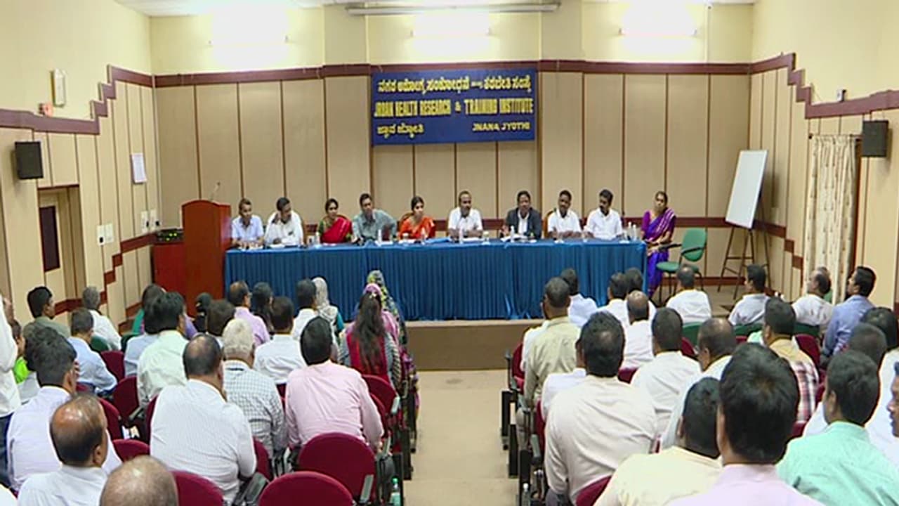 ಬೀದಿ ನಾಯಿ ಹಿಡಿಯುವ ನೆಪದಲ್ಲಿ ಲೂಟಿ: ಸುವರ್ಣ ನ್ಯೂಸ್ ವರದಿಯಿಂದ ಎಚ್ಚೆತ್ತುಕೊಂಡ ಮೇಯರ್ ಬೀದಿ ನಾಯಿ ಹಿಡಿಯುವ ನೆಪದಲ್ಲಿ ಲೂಟಿ: ಸುವರ್ಣ ನ್ಯೂಸ್ ವರದಿಯಿಂದ ಎಚ್ಚೆತ್ತುಕೊಂಡ ಮೇಯರ್