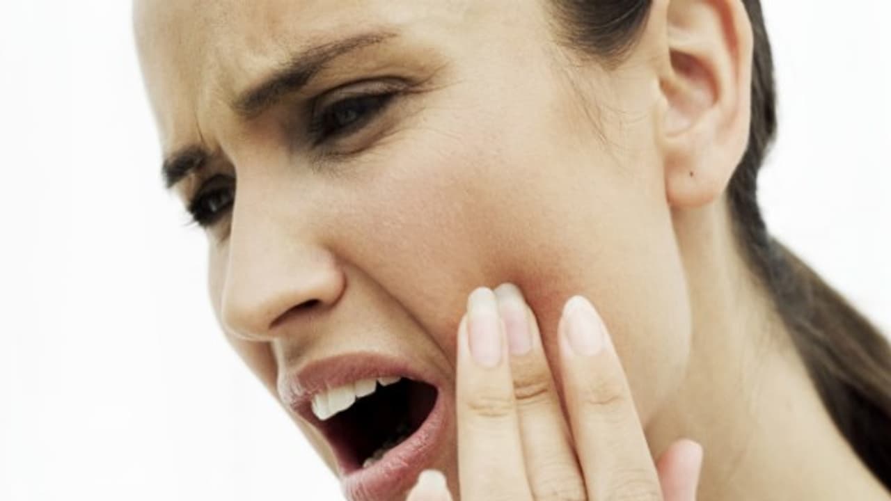 படாத பாடு படுத்தும் பல் வலிக்கு இதோ சூப்பரான தீர்வு... படாத பாடு படுத்தும் பல் வலிக்கு இதோ சூப்பரான தீர்வு...