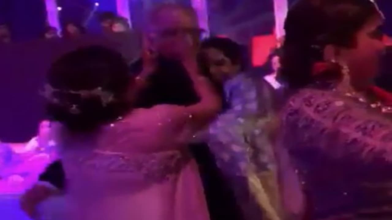 உயிர்விடும் முன் போனி கபூரை கட்டித்தழுவி ஆடிய ஸ்ரீதேவி..! கண்கலங்க வைத்த தருணம்..! உயிர்விடும் முன் போனி கபூரை கட்டித்தழுவி ஆடிய ஸ்ரீதேவி..! கண்கலங்க வைத்த தருணம்..!