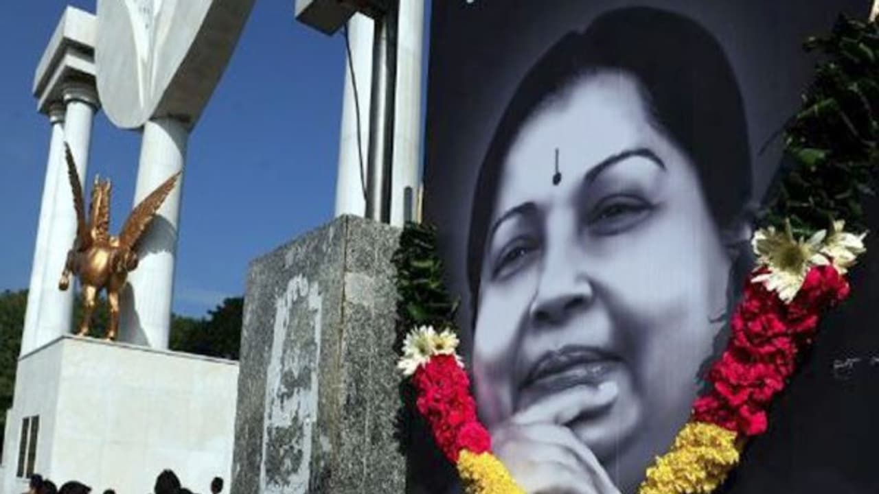 அரியணையில் நிரம்பியிருந்த அம்மா: மறக்க முடியுமா ஜெயலலிதாவின்., பொதுக்குழுவை! அரியணையில் நிரம்பியிருந்த அம்மா: மறக்க முடியுமா ஜெயலலிதாவின்., பொதுக்குழுவை!