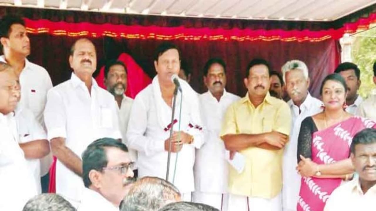 பாஜக மீதான நம்பிக்கையில்லா தீர்மானத்தை தடுக்கவே அதிமுக போராடுவதுபோல நடிக்கிறது டி.ஆர்.பாலு... பாஜக மீதான நம்பிக்கையில்லா தீர்மானத்தை தடுக்கவே அதிமுக போராடுவதுபோல நடிக்கிறது டி.ஆர்.பாலு...