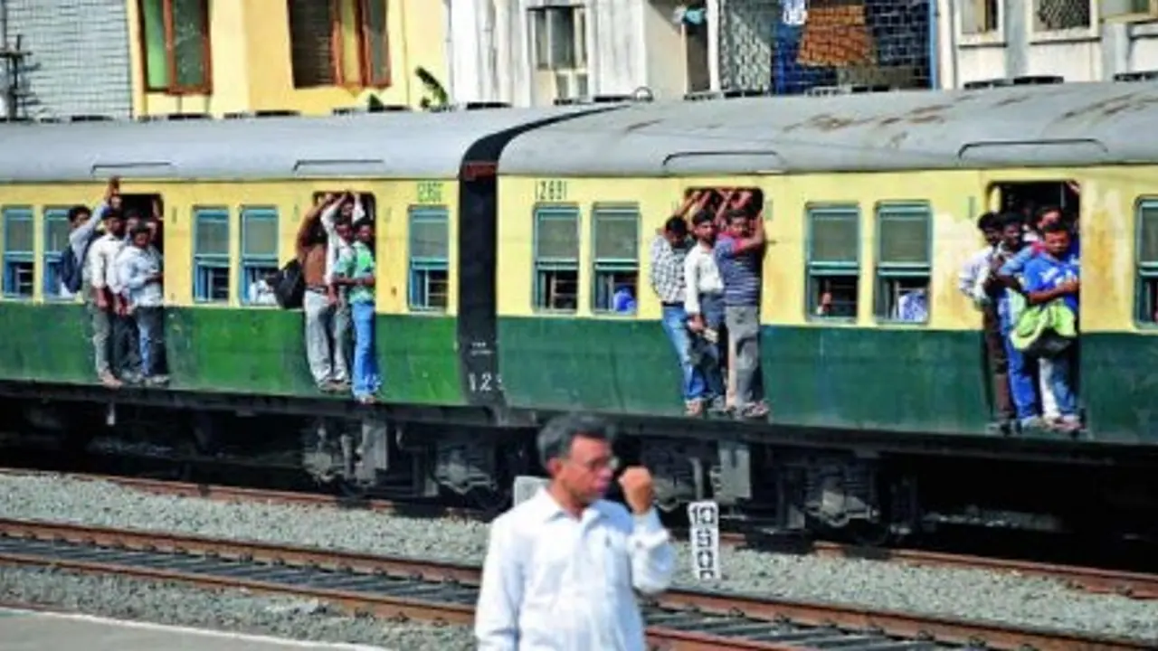 একটানা ৭ দিনে বাতিল কয়েকশো ট্রেন, চরম ভোগান্তির মুখে শিয়ালদহ মেইন লাইনের যাত্রীরা একটানা ৭ দিনে বাতিল কয়েকশো ট্রেন, চরম ভোগান্তির মুখে শিয়ালদহ মেইন লাইনের যাত্রীরা