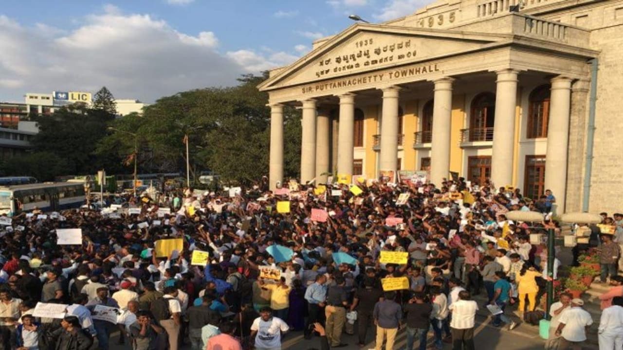 தமிழர்களுடன் கை கோர்த்த கன்னடர்கள் – கம்பாலா, ஜல்லிக்கட்டு வேண்டும் என எழுச்சி போராட்டம் தமிழர்களுடன் கை கோர்த்த கன்னடர்கள் – கம்பாலா, ஜல்லிக்கட்டு வேண்டும் என எழுச்சி போராட்டம்