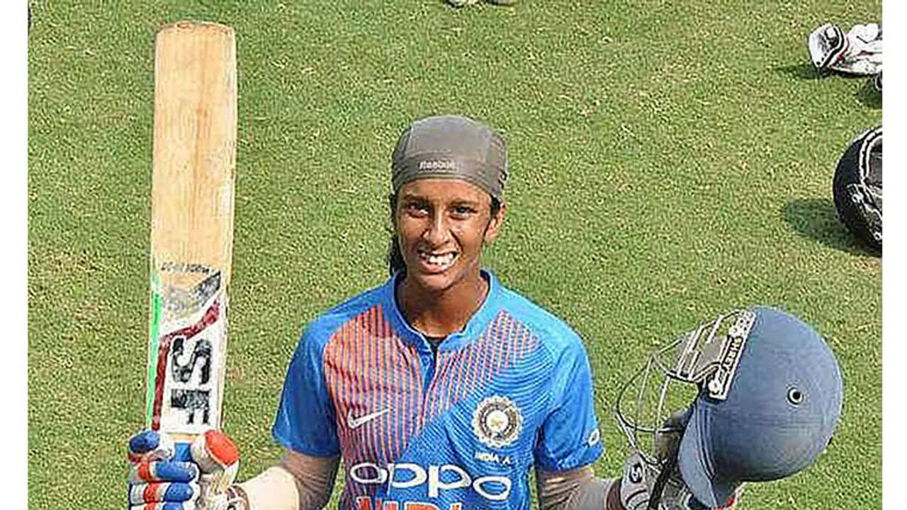 డ్యాన్స్ టీచర్ అవతారమెత్తిన క్రికెటర్ జెమిమా... వీడియో వైరల్ డ్యాన్స్ టీచర్ అవతారమెత్తిన క్రికెటర్ జెమిమా... వీడియో వైరల్