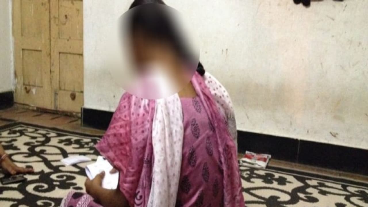 இளம் பெண்ணை 3 மாதங்களாக கற்பழித்த தோழியின் தந்தைகள்! ஆபாச படமெடுத்து மிரட்டி அனுபவித்த கொடுமை... இளம் பெண்ணை 3 மாதங்களாக கற்பழித்த தோழியின் தந்தைகள்! ஆபாச படமெடுத்து மிரட்டி அனுபவித்த கொடுமை...