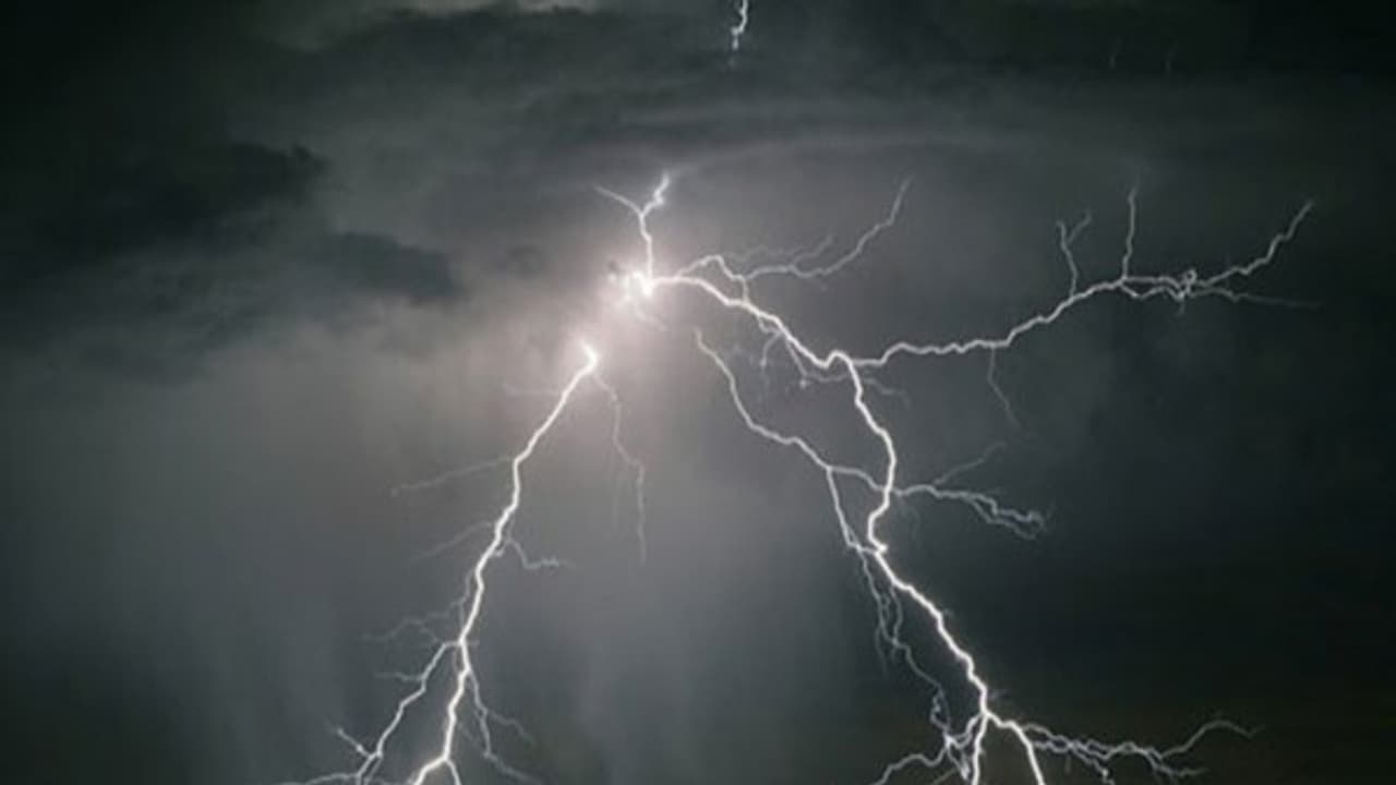 ఇంటి ఆవరణలో పిడుగుపాటు...ఓ యువకుడు మృతి, మరొకరి పరిస్థితి విషయం ఇంటి ఆవరణలో పిడుగుపాటు...ఓ యువకుడు మృతి, మరొకరి పరిస్థితి విషయం