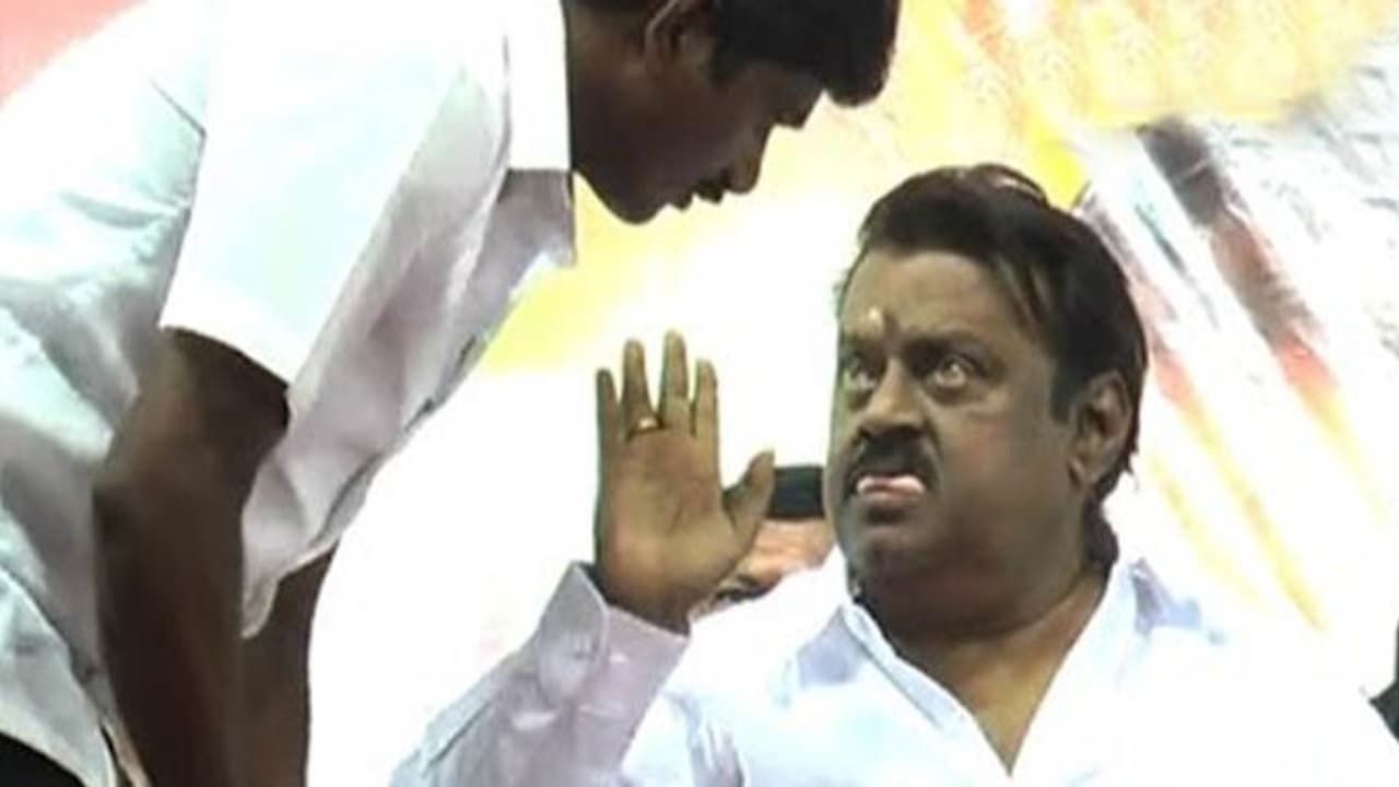 மீண்டும் ஆட்டத்தை தொடங்கிய விஜயகாந்த்... தொண்டருக்கு ‘பளார்’ யாருக்கும் பயப்படமாட்டேன் எனவும் ஆவேசம் மீண்டும் ஆட்டத்தை தொடங்கிய விஜயகாந்த்... தொண்டருக்கு ‘பளார்’ யாருக்கும் பயப்படமாட்டேன் எனவும் ஆவேசம்