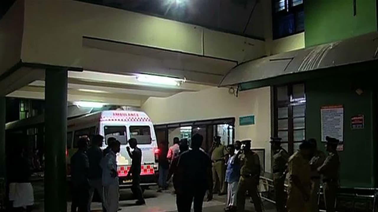 കോഴിക്കോട് മെഡിക്കല് കോളേജില് ആദിവാസി ചികിത്സകിട്ടാതെ മരിച്ചതായി പരാതി (വീഡിയോ) കോഴിക്കോട് മെഡിക്കല് കോളേജില് ആദിവാസി ചികിത്സകിട്ടാതെ മരിച്ചതായി പരാതി (വീഡിയോ)