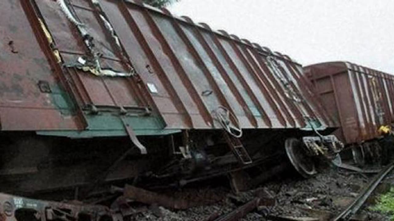 Dharwad: ಹಳಿ ಬಿಟ್ಟ ಸರಕು ಸಾಗಾಣಿಕೆ ರೈಲು: ತಪ್ಪಿದ ಭಾರೀ ದುರಂತ