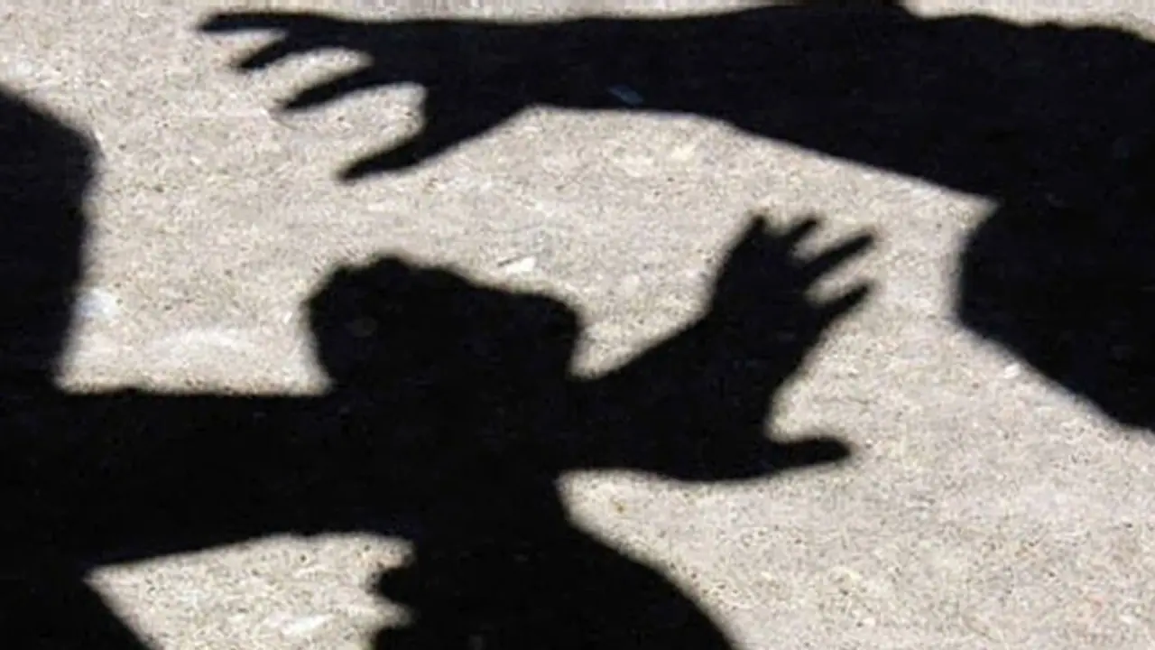 Biker attacks traffic cop for recording violation on phone in Bengaluru