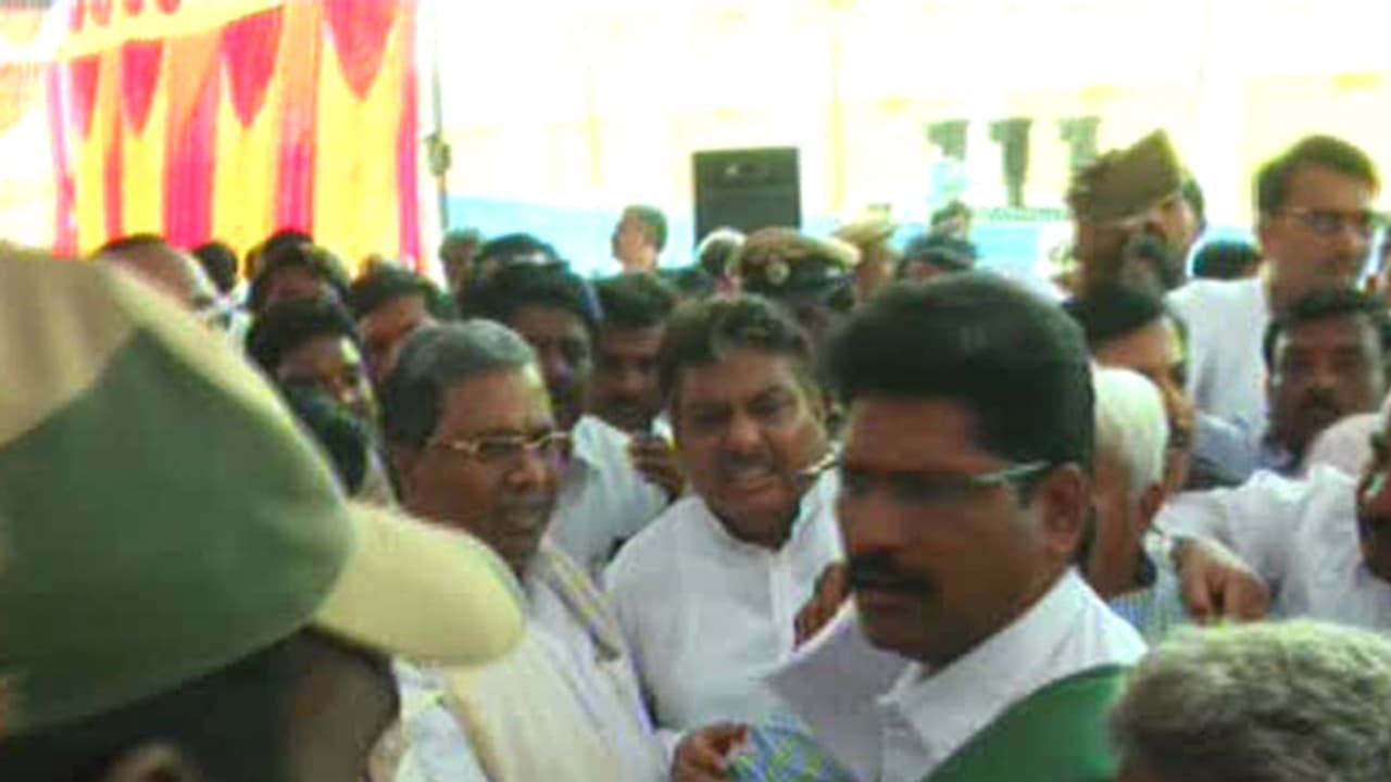 ಸಾರ್ವಜನಿಕರ ಸಮ್ಮುಖದಲ್ಲಿ ಹೊಡೆದಾಡಿಕೊಂಡ ಪೊಲೀಸರು ಮತ್ತು ಕಾಂಗ್ರೆಸ್ ಕಾರ್ಯಕರ್ತರು! ಸಾರ್ವಜನಿಕರ ಸಮ್ಮುಖದಲ್ಲಿ ಹೊಡೆದಾಡಿಕೊಂಡ ಪೊಲೀಸರು ಮತ್ತು ಕಾಂಗ್ರೆಸ್ ಕಾರ್ಯಕರ್ತರು!