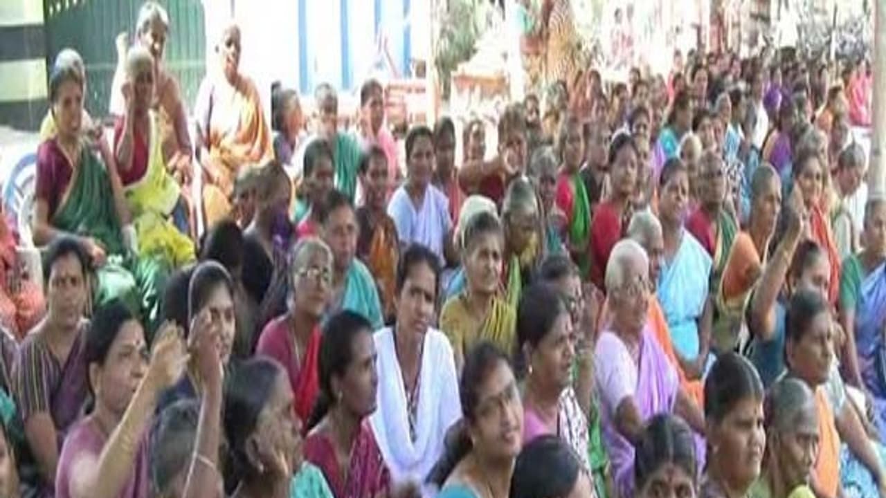 "கிணற்றை ஓபிஎஸ் இன்னும் தரவில்லை" போராட்டத்தில் குதித்த லட்சுமிபுரம் மக்கள்!! "கிணற்றை ஓபிஎஸ் இன்னும் தரவில்லை" போராட்டத்தில் குதித்த லட்சுமிபுரம் மக்கள்!!