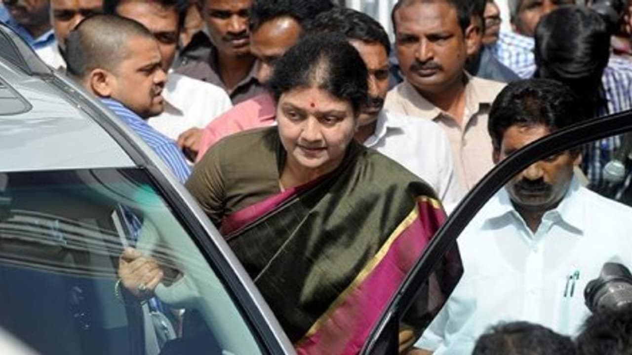 "சிறையில் சிறப்பு சலுகைகள் பெற சசிகலா மாதம் ரூ.10 லட்சம் லஞ்சம் தருகிறார்" குமாரசாமி பகீர் குற்றச்சாட்டு "சிறையில் சிறப்பு சலுகைகள் பெற சசிகலா மாதம் ரூ.10 லட்சம் லஞ்சம் தருகிறார்" குமாரசாமி பகீர் குற்றச்சாட்டு