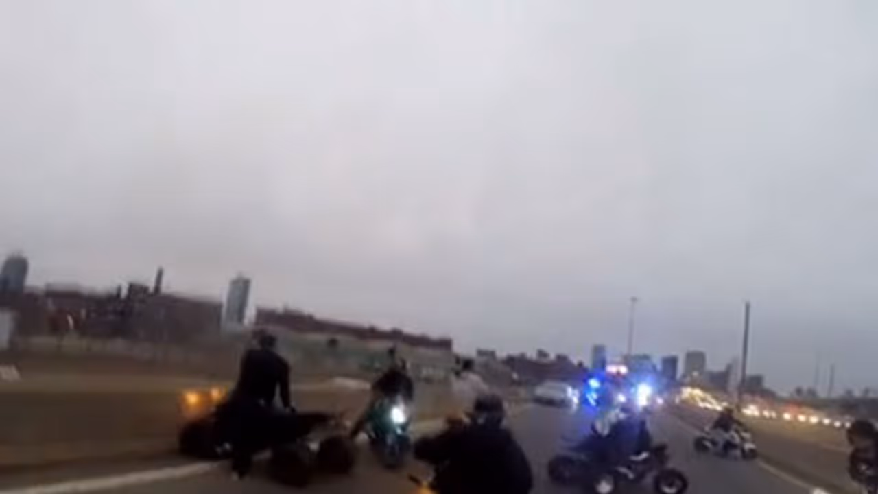 സ്പോര്ട്സ് ബൈക്കില് റോഡില് അഭ്യാസം കാണിച്ച യുവാക്കളെ പൊലീസ് വെടിവച്ച് തുരത്തി>>> വീഡിയോ സ്പോര്ട്സ് ബൈക്കില് റോഡില് അഭ്യാസം കാണിച്ച യുവാക്കളെ പൊലീസ് വെടിവച്ച് തുരത്തി>>> വീഡിയോ