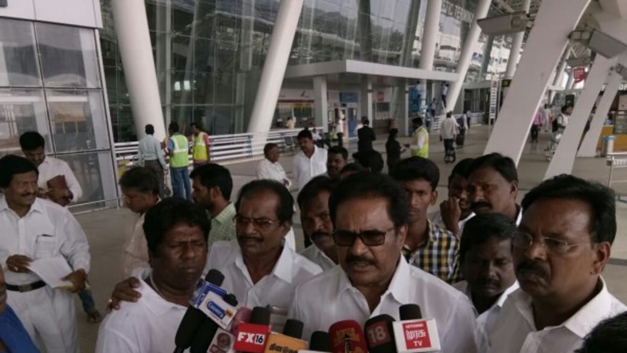 இரட்டை இலை குஷியில் OPS EPS உள்ளபோது...."பிட்டு" போட்ட திருநாவுகரசர்..! இரட்டை இலை குஷியில் OPS EPS உள்ளபோது...."பிட்டு" போட்ட திருநாவுகரசர்..!