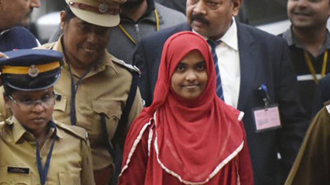 ഷെഫിന് ജഹാനോട് സംസാരിച്ചെന്ന് ഹാദിയ ഷെഫിന് ജഹാനോട് സംസാരിച്ചെന്ന് ഹാദിയ