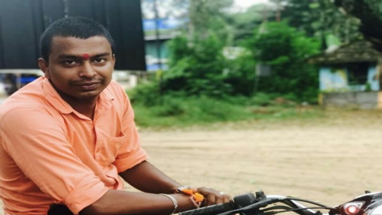 ஆர்.எஸ்.எஸ் தொண்டர் சரமாரியாக வெட்டிப் படுகொலை !! கேரள மாநிலம் திருச்சூரில் பதற்றம் !!! ஆர்.எஸ்.எஸ் தொண்டர் சரமாரியாக வெட்டிப் படுகொலை !! கேரள மாநிலம் திருச்சூரில் பதற்றம் !!!