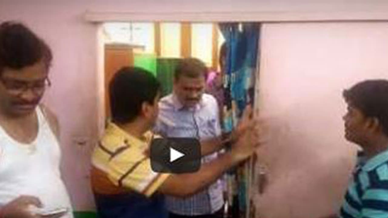 బంగారు దొంగల సెల్ ఫోన్ దొరికింది బంగారు దొంగల సెల్ ఫోన్ దొరికింది