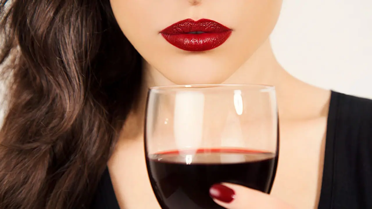 ಕುಡಿದು ಅಡ್ಡಾದಿಡ್ಡಿ ಬೈಕ್ ಓಡಿಸುತ್ತಿದ್ದ ಯುವತಿ : ಪೊಲೀಸರಿಗೆ ಗುದ್ದಿ ಪರಾರಿ ಯತ್ನ ಕುಡಿದು ಅಡ್ಡಾದಿಡ್ಡಿ ಬೈಕ್ ಓಡಿಸುತ್ತಿದ್ದ ಯುವತಿ : ಪೊಲೀಸರಿಗೆ ಗುದ್ದಿ ಪರಾರಿ ಯತ್ನ