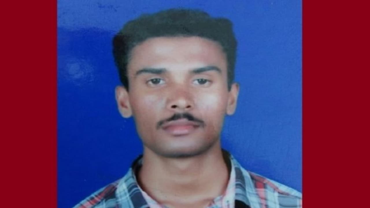 நேற்று போனில் இயல்பாகத்தான் பேசினான்...! தற்கொலை மனநிலையில் அவன் இல்லை...! அருண் சாவில் சந்தேகமுள்ளது! கதறும் தந்தை.... நேற்று போனில் இயல்பாகத்தான் பேசினான்...! தற்கொலை மனநிலையில் அவன் இல்லை...! அருண் சாவில் சந்தேகமுள்ளது! கதறும் தந்தை....