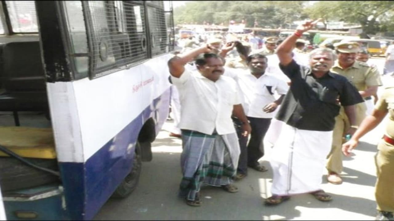 எம்.எல்.ஏ வே வெளியேறு; எதிர்ப்பு தெரிவித்த தீபா பேரவையினர் 22 பேர் கைது… எம்.எல்.ஏ வே வெளியேறு; எதிர்ப்பு தெரிவித்த தீபா பேரவையினர் 22 பேர் கைது…