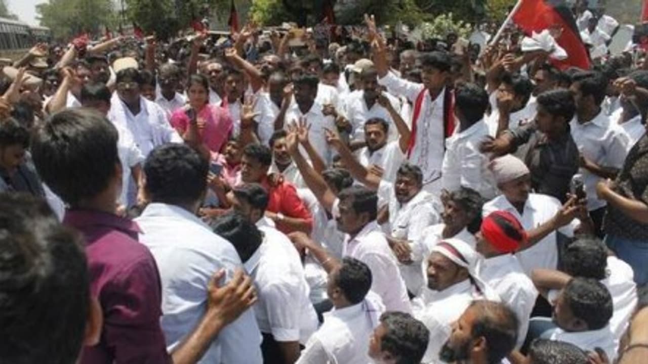 திமுக தொண்டர்கள் கைது எதிரொலி 3 மாவட்டங்களில் மனித சங்கிலி ஒத்திவைப்பு! திமுக தொண்டர்கள் கைது எதிரொலி 3 மாவட்டங்களில் மனித சங்கிலி ஒத்திவைப்பு!