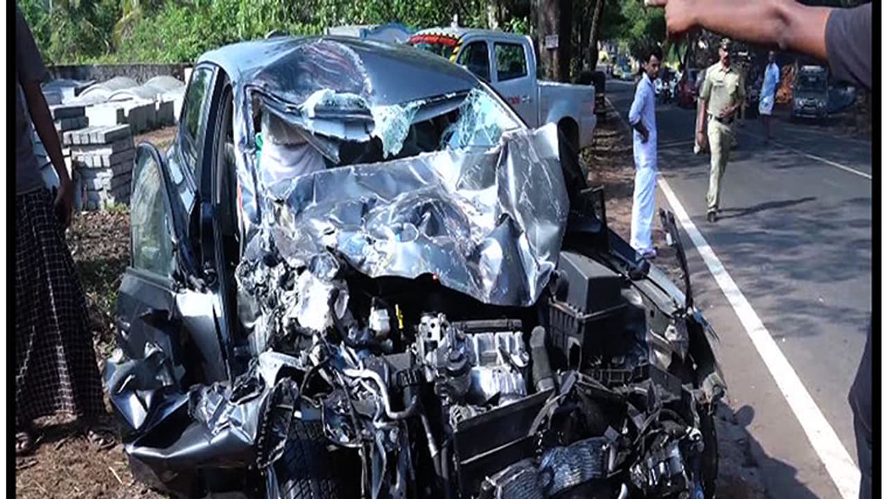 శుభకార్యానికి వెళ్లివస్తూ... ఇసుక లారీ ఢీకొని ఎనిమిది మంది మృతి శుభకార్యానికి వెళ్లివస్తూ... ఇసుక లారీ ఢీకొని ఎనిమిది మంది మృతి