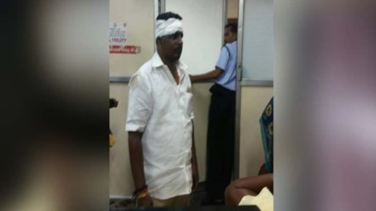 ஓபிஎஸ் ஆதரவாளருக்கு சரமாரி அடி,உதை சசிகலா கோஷ்டியினருக்கு போலீஸ் வலை ஓபிஎஸ் ஆதரவாளருக்கு சரமாரி அடி,உதை சசிகலா கோஷ்டியினருக்கு போலீஸ் வலை