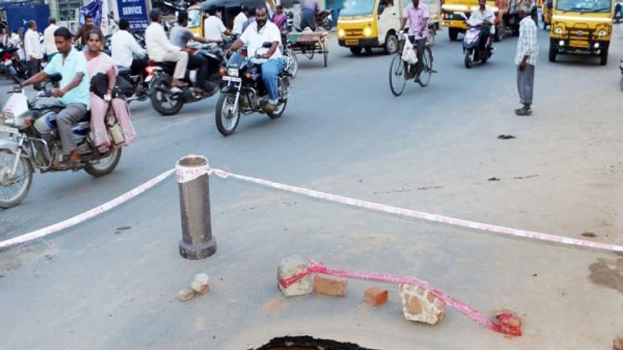 ஆயிரக்கணக்கான வாகனங்கள் வந்து செல்லும் சாலையில் திடீர் பள்ளம்… ஆயிரக்கணக்கான வாகனங்கள் வந்து செல்லும் சாலையில் திடீர் பள்ளம்…