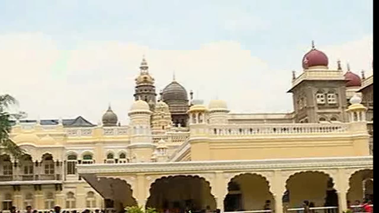 ವಿಶ್ವ ವಿಖ್ಯಾತ ಅರಮನೆಯ ಬೆಚ್ಚಿ ಬೀಳಿಸುವ ಸ್ಟೋರಿ: ಇಡೀ ಕರುನಾಡಿನ ಮಂದಿಯನ್ನು ದಂಗುಗೊಳಿಸಲಿದೆ ಈ ಸತ್ಯ ವಿಶ್ವ ವಿಖ್ಯಾತ ಅರಮನೆಯ ಬೆಚ್ಚಿ ಬೀಳಿಸುವ ಸ್ಟೋರಿ: ಇಡೀ ಕರುನಾಡಿನ ಮಂದಿಯನ್ನು ದಂಗುಗೊಳಿಸಲಿದೆ ಈ ಸತ್ಯ