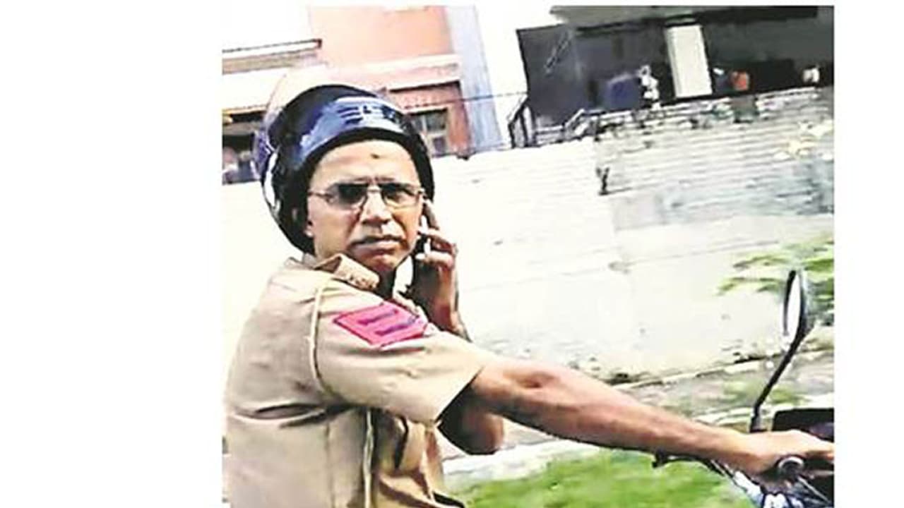 ഫോണില് സംസാരിച്ച് സ്കൂട്ടര് ഓടിച്ച പോലീസുകാരന് സസ്പെന്ഷന് ഫോണില് സംസാരിച്ച് സ്കൂട്ടര് ഓടിച്ച പോലീസുകാരന് സസ്പെന്ഷന്