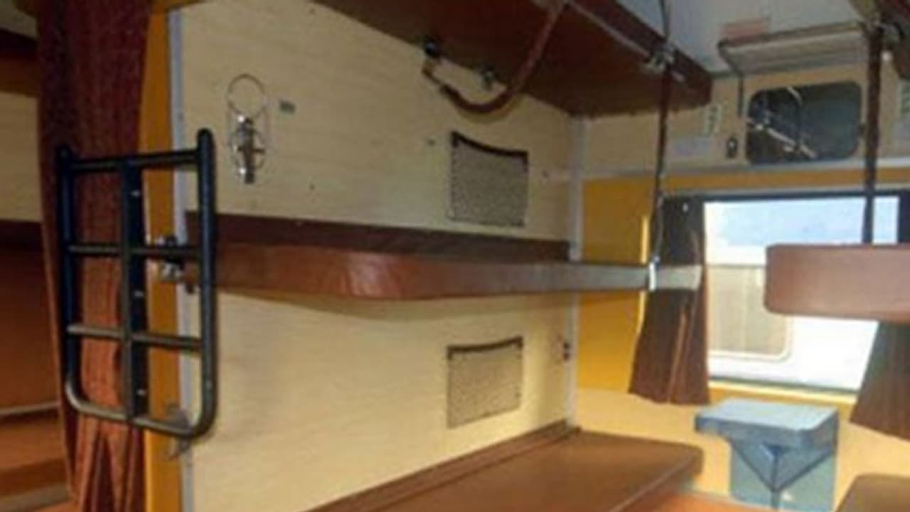 റെയില്വേ കോച്ചില് സിസിടിവി ക്യാമറയും കോഫി മെഷീനും റെയില്വേ കോച്ചില് സിസിടിവി ക്യാമറയും കോഫി മെഷീനും