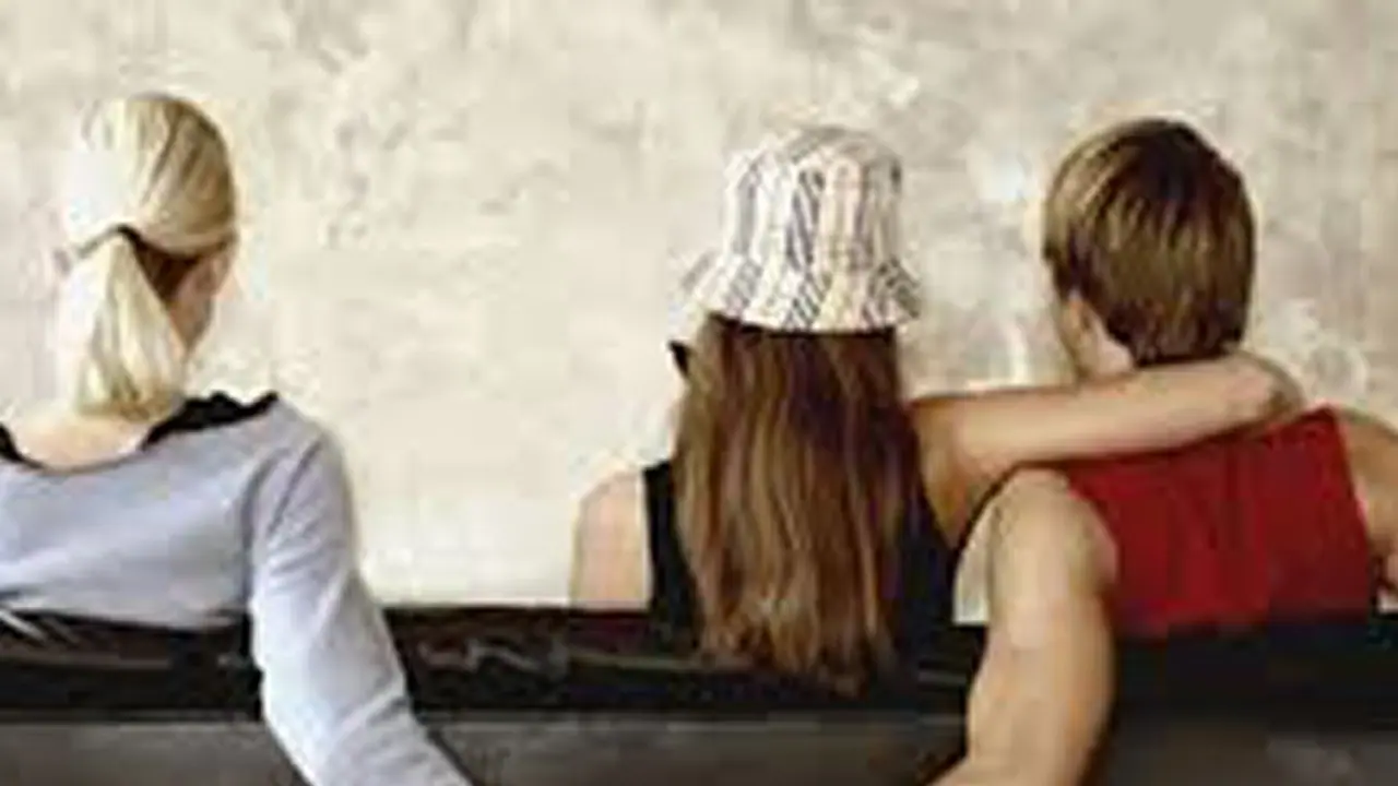 Viral videoতে বিবাহিত মহিলার সঙ্গে অন্তরঙ্গতা, বিপাকে পুলিশ কর্তা Viral videoতে বিবাহিত মহিলার সঙ্গে অন্তরঙ্গতা, বিপাকে পুলিশ কর্তা