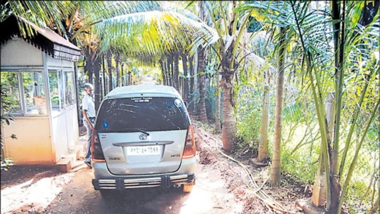 பண்ணை வீட்டில் பாதாள அறை !! ரெய்டின்போது திகில் கிளப்பிய டி.டி.வி.தினகரன் !!! பண்ணை வீட்டில் பாதாள அறை !! ரெய்டின்போது திகில் கிளப்பிய டி.டி.வி.தினகரன் !!!