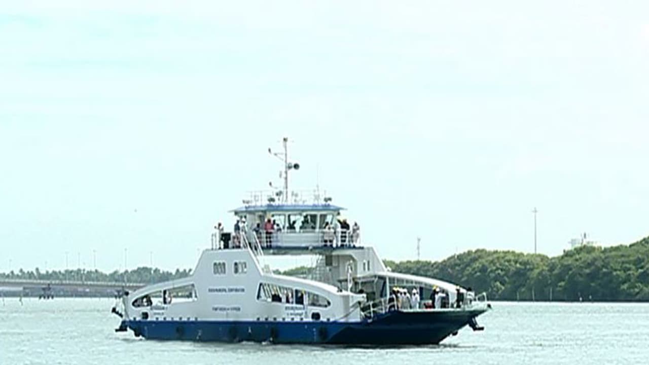 റോ റോ സര്വീസിന് ലൈസന്സില്ല, മുഖ്യമന്ത്രിയെ പങ്കെടുപ്പിച്ചത് സുരക്ഷ ഒരുക്കാതെയെന്ന് ആരോപണം റോ റോ സര്വീസിന് ലൈസന്സില്ല, മുഖ്യമന്ത്രിയെ പങ്കെടുപ്പിച്ചത് സുരക്ഷ ഒരുക്കാതെയെന്ന് ആരോപണം