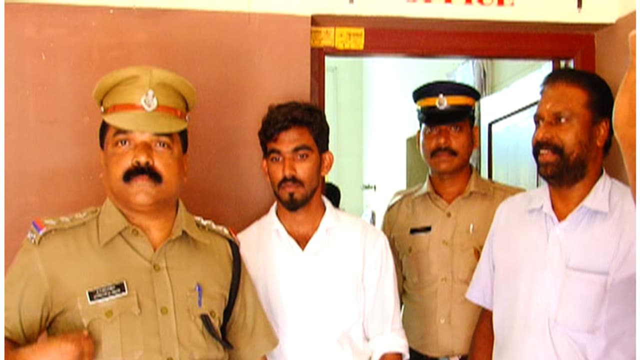 മൊബൈല് ഫോണിലൂടെ പരിചയപ്പെട്ട 15കാരിയെ പ്രണയം നടിച്ച് പീഡിപ്പിച്ച യുവാവ് പിടിയില് മൊബൈല് ഫോണിലൂടെ പരിചയപ്പെട്ട 15കാരിയെ പ്രണയം നടിച്ച് പീഡിപ്പിച്ച യുവാവ് പിടിയില്