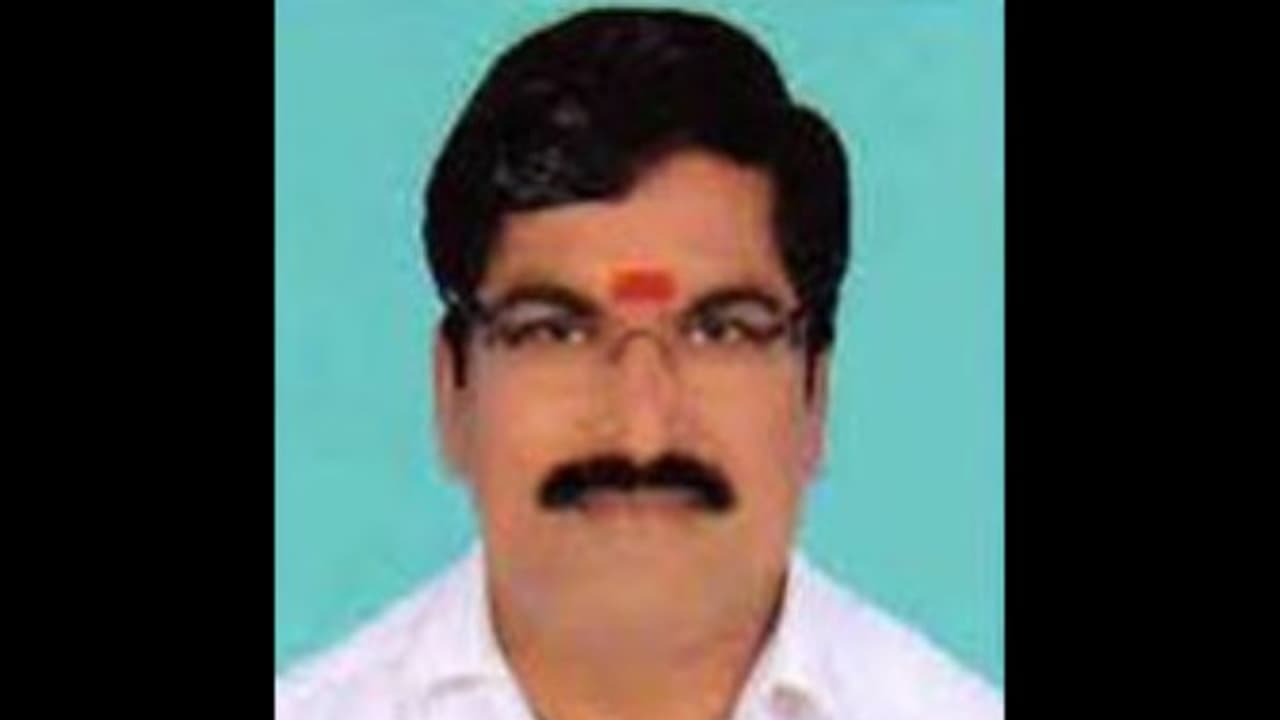 நீங்க இல்லன்னா என்ன... நானே களத்துல இறங்குவேன்! அரசு பேருந்தை இயக்கும் அதிமுக எம்.எல்.ஏ.! நீங்க இல்லன்னா என்ன... நானே களத்துல இறங்குவேன்! அரசு பேருந்தை இயக்கும் அதிமுக எம்.எல்.ஏ.!