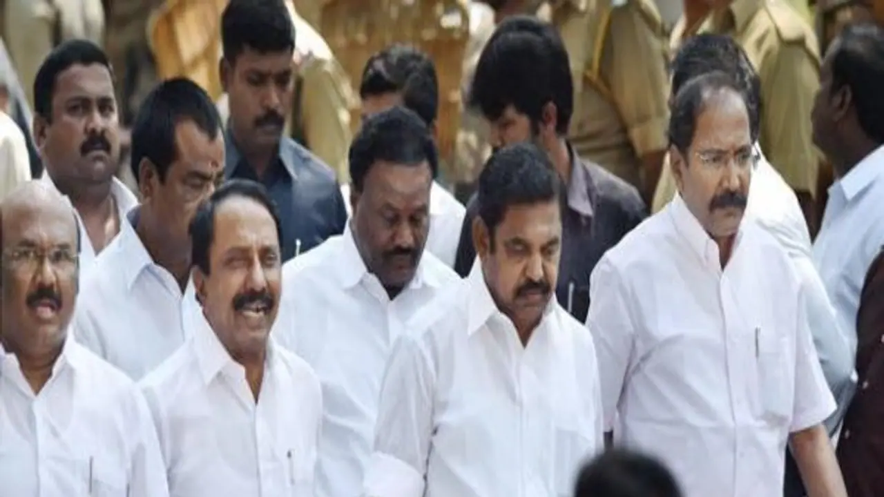 "சிறையில் உள்ள சசிகலாவிடம் ஆலோசனை கேட்பதா?" முதல்வர் உட்பட 4 அமைச்சர்களுக்கு நோட்டீஸ்!! "சிறையில் உள்ள சசிகலாவிடம் ஆலோசனை கேட்பதா?" முதல்வர் உட்பட 4 அமைச்சர்களுக்கு நோட்டீஸ்!!