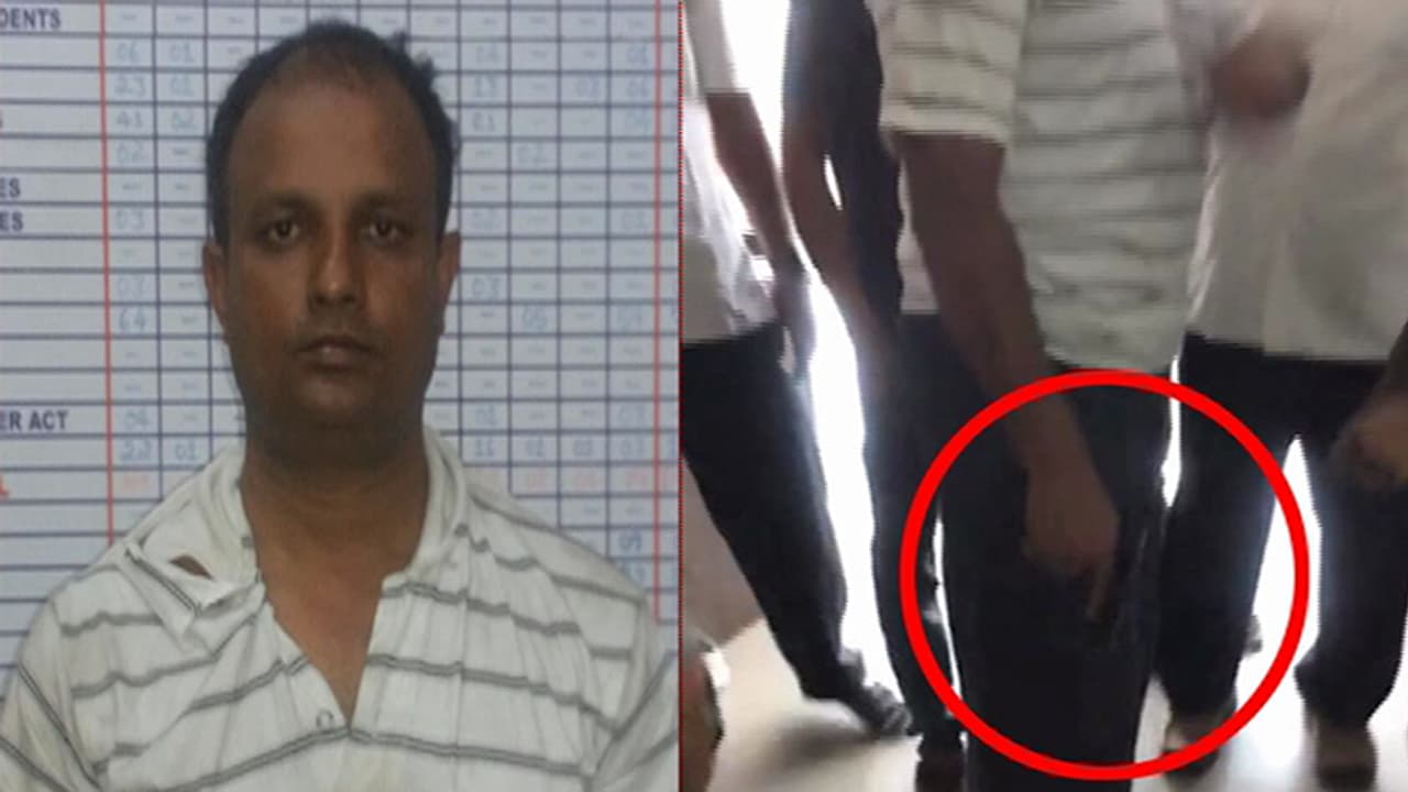 ಬೈಕ್ ವಿಚಾರಕ್ಕೆ ಮಾಜಿ ಸೈನಿಕನಿಂದ ಶೋ ರೂಮ್'ನಲ್ಲಿ ಫೈರಿಂಗ್: ದುರಂತ ತಪ್ಪಿಸಿದ ಪೊಲೀಸ್ ಪೇದೆ ಬೈಕ್ ವಿಚಾರಕ್ಕೆ ಮಾಜಿ ಸೈನಿಕನಿಂದ ಶೋ ರೂಮ್'ನಲ್ಲಿ ಫೈರಿಂಗ್: ದುರಂತ ತಪ್ಪಿಸಿದ ಪೊಲೀಸ್ ಪೇದೆ