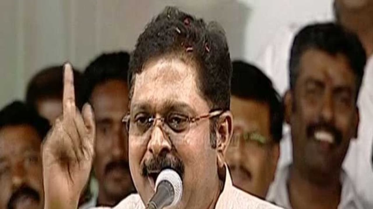 தினகரன் ஆதரவாளர்களின் ஆர்வத்துக்கு அளவே இல்லையா? இப்படி கூட செய்வாங்களா என்ன? தினகரன் ஆதரவாளர்களின் ஆர்வத்துக்கு அளவே இல்லையா? இப்படி கூட செய்வாங்களா என்ன?