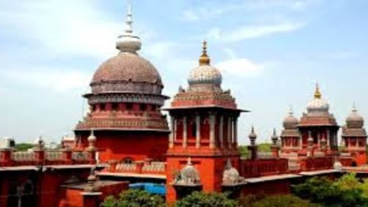 மறு உத்தரவு வரும் வரை பத்திரப் பதிவுக்கு விதிக்கப்பட்ட தடை தளர்வு… உயர்நீதிமன்றம் அதிரடி… மறு உத்தரவு வரும் வரை பத்திரப் பதிவுக்கு விதிக்கப்பட்ட தடை தளர்வு… உயர்நீதிமன்றம் அதிரடி…