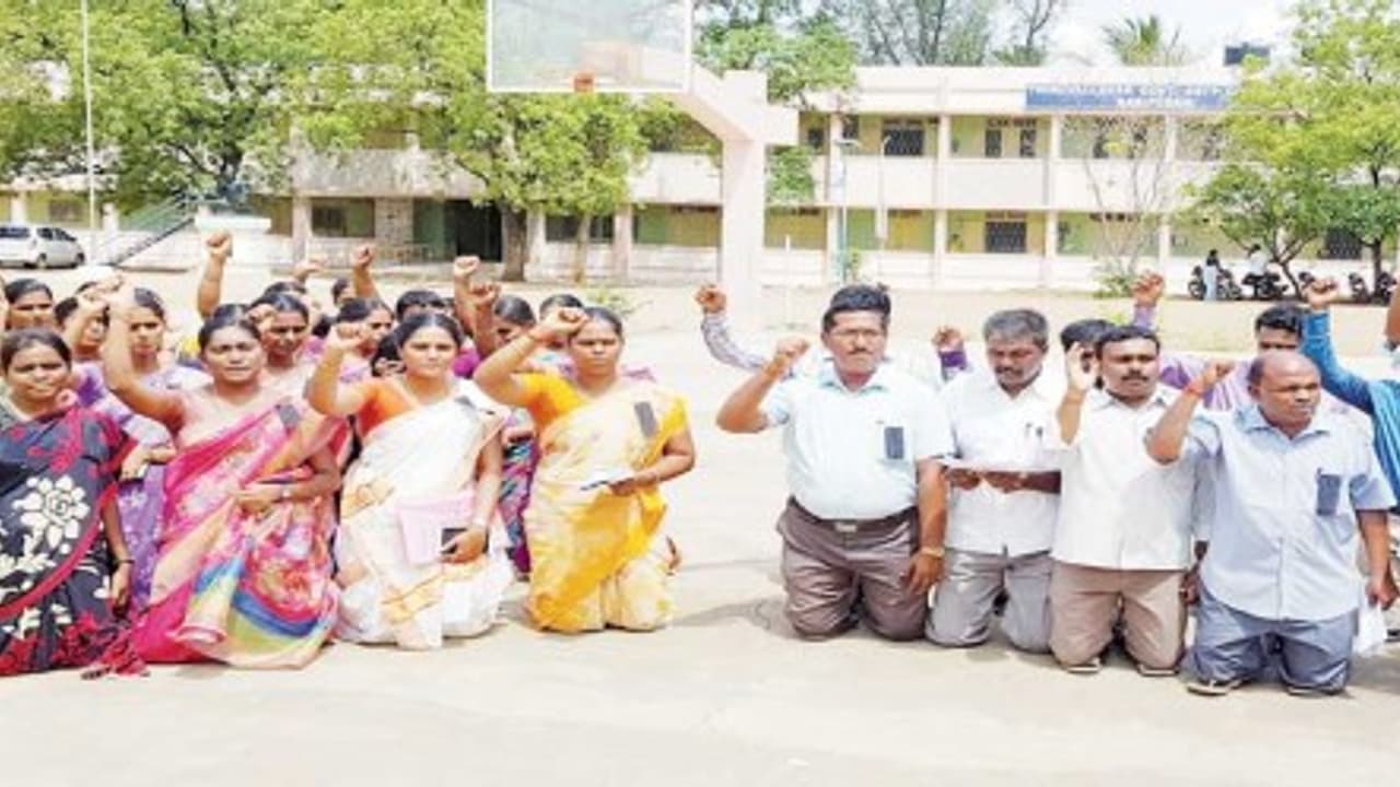 கௌரவ விரிவுரையாளர்கள் கல்லூரி வளாகத்தில் முட்டிப்போட்டு போராட்ட்டம்…