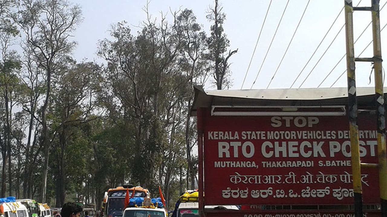 മുത്തങ്ങ ചെക് പോസ്റ്റിൽ വൻ ലഹരിമരുന്ന് വേട്ട; 20 ലക്ഷത്തിന്റെ ചരസ് പിടികൂടി മുത്തങ്ങ ചെക് പോസ്റ്റിൽ വൻ ലഹരിമരുന്ന് വേട്ട; 20 ലക്ഷത്തിന്റെ ചരസ് പിടികൂടി