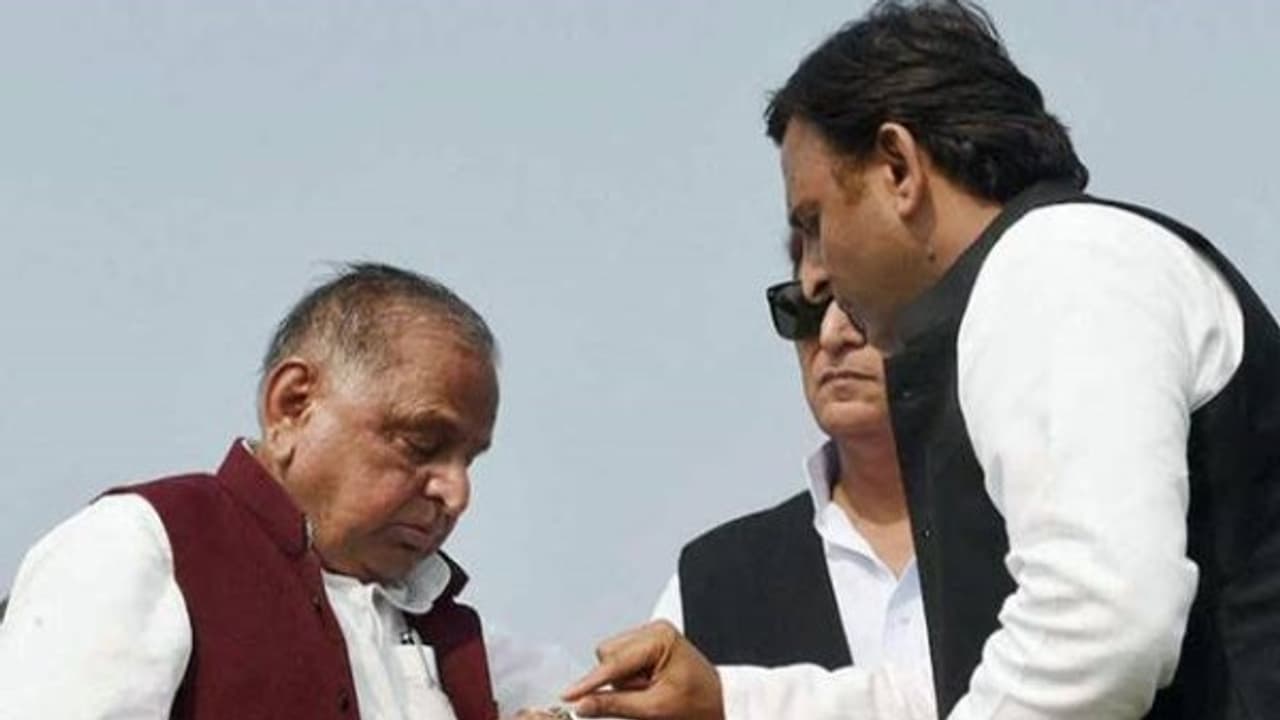 சுமார் ஒரு வருட காலம்... ஒரே மேடையில் தந்தை முலாயமுடன் மகன் அகிலேஷ்! சுமார் ஒரு வருட காலம்... ஒரே மேடையில் தந்தை முலாயமுடன் மகன் அகிலேஷ்!