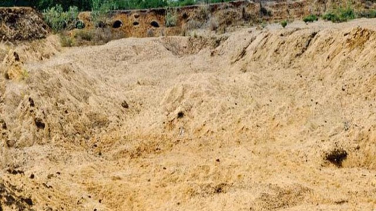 தொடரும் ஆற்று மணல் திருட்டு; நிலத்தடி நீர் பெருமளவு பாதிப்பு; நடவடிக்கை எடுக்க மக்கள் கோரிக்கை... தொடரும் ஆற்று மணல் திருட்டு; நிலத்தடி நீர் பெருமளவு பாதிப்பு; நடவடிக்கை எடுக்க மக்கள் கோரிக்கை...